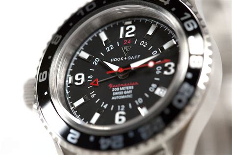 how does a gmt watch work.